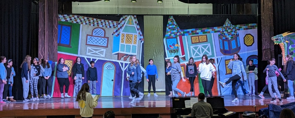 Edison students rehearse Spring Musical