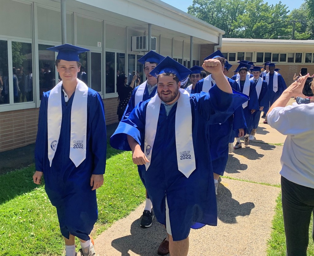 WHS seniors return to  Jefferson elementary as alum for a traditional clap out