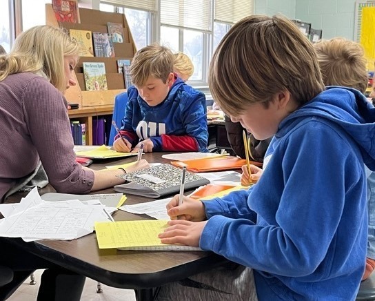Jefferson teacher and 4th graders work on realistic fiction assignments