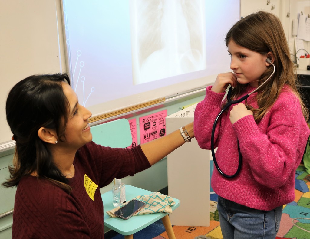 Tamaques parent helps student use stethoscope