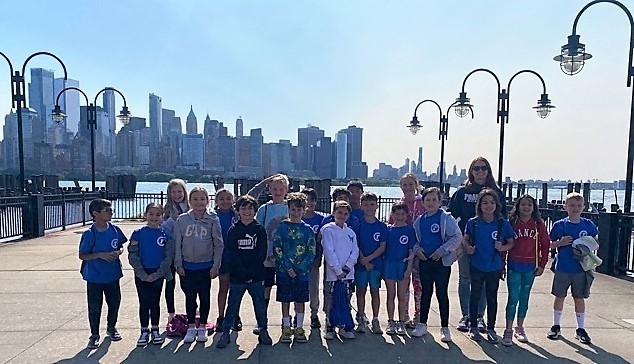 Group photo of Franklin 3rd graders with lower Manhattan behind them